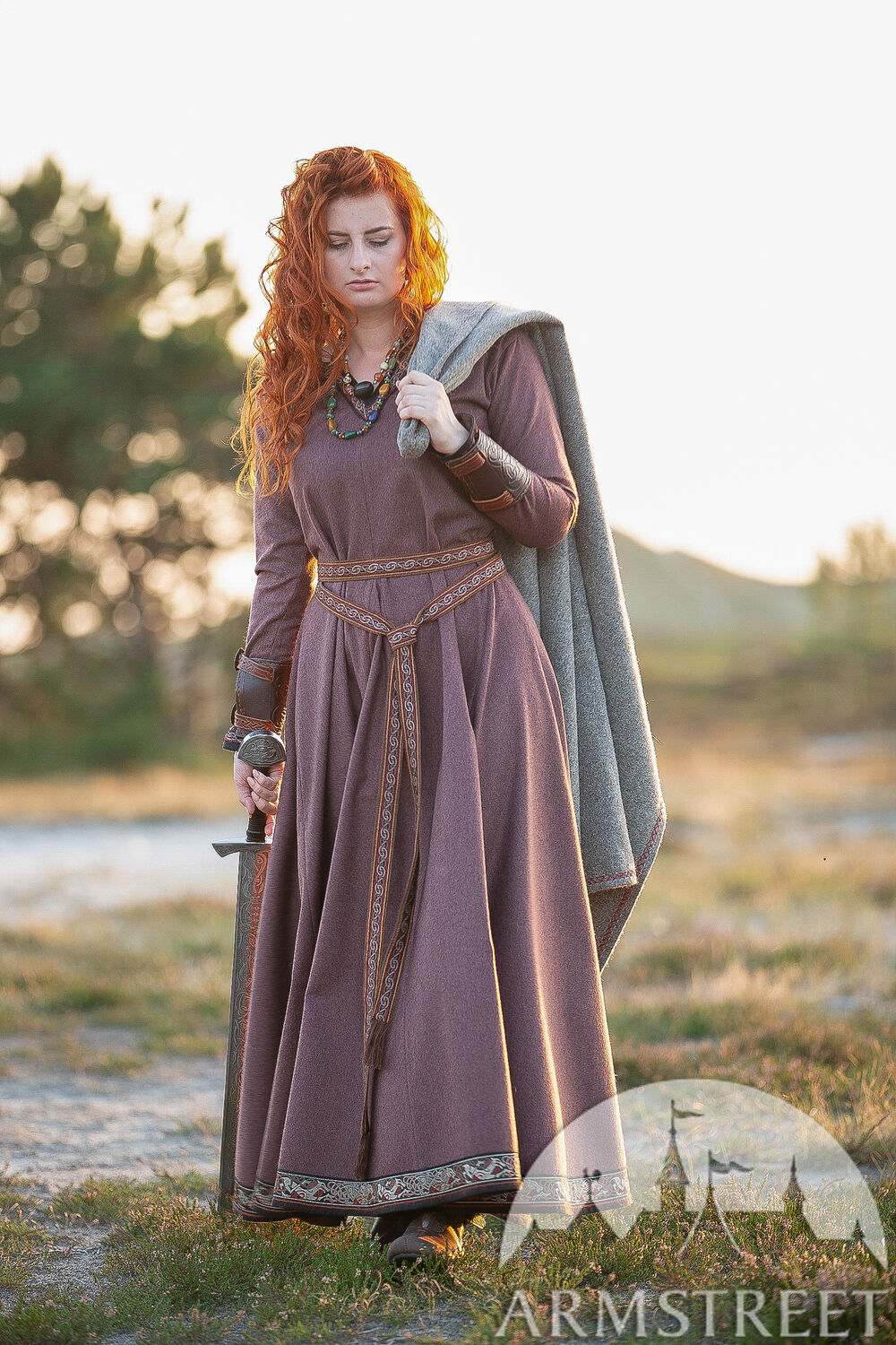 Robe viking en laine avec passement et accents "Hilda la Hautaine"